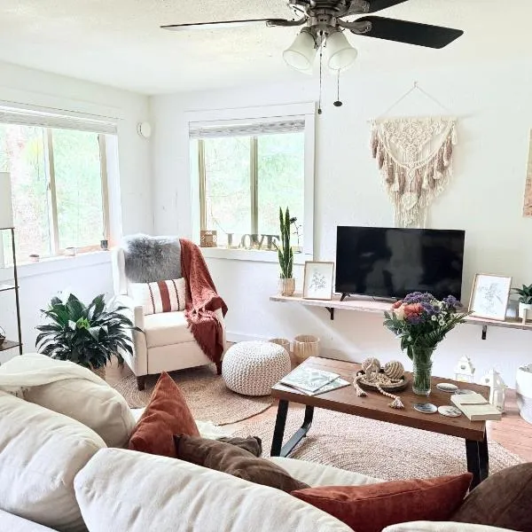 Enchanting Private Forest Retreat near Mt Rainier，位于Mineral的酒店