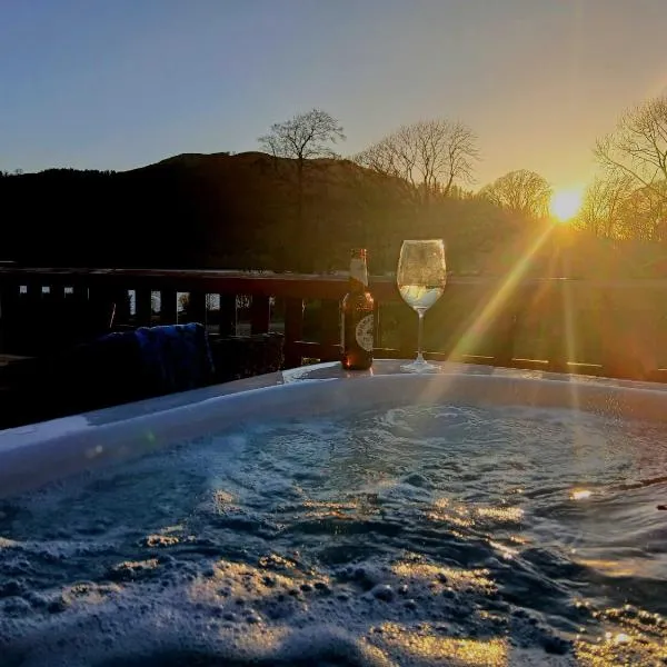 Lodge by the Lake - Lake District - Hot Tub，位于巴森斯韦特的酒店