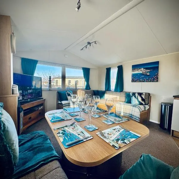 Cosy Quiet Caravan By The Sea，位于Dinas的酒店