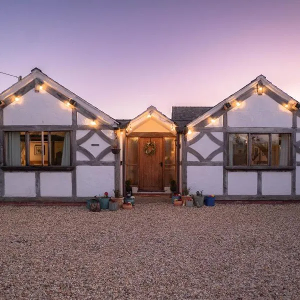 Barnacre Green Cottage - Eco-cottage with private hot tub & pool access，位于莫顿的酒店