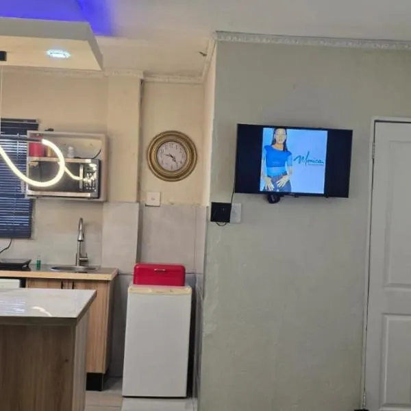 Okoli's Place，位于Sandown的酒店