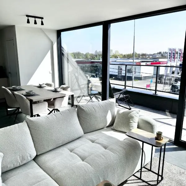 Cozy modern duplex with balcony and free parking，位于代因泽的酒店