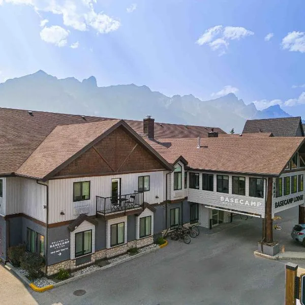 Basecamp Lodge Canmore，位于坎莫尔的酒店