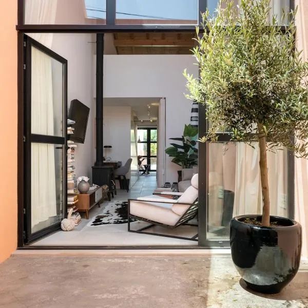 FILETE, Design house in Peniche's old town，位于佩尼契的酒店