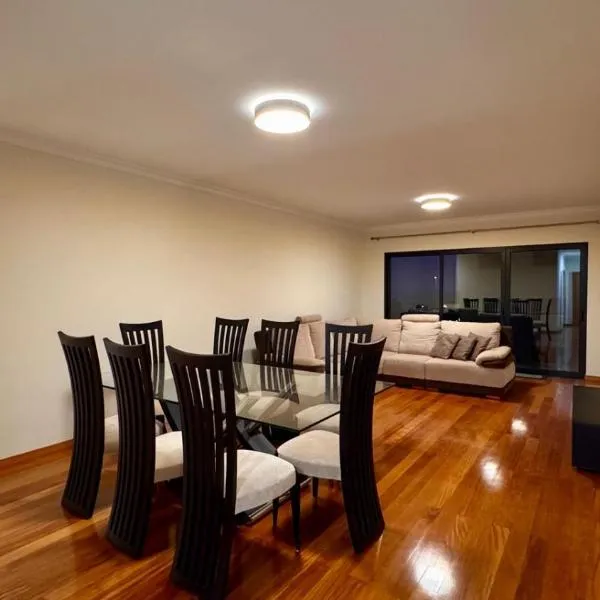 Coastal Comfort at Riverside - 4 Min to Airport!，位于圣克鲁斯的酒店