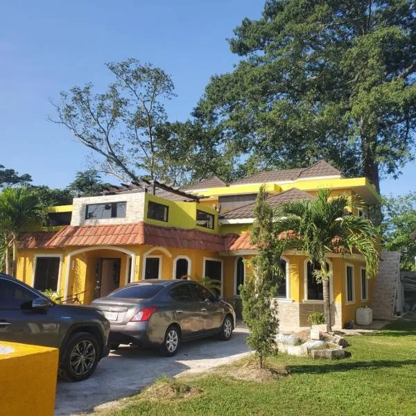 Goalden Moons Villa，位于Knollis的酒店