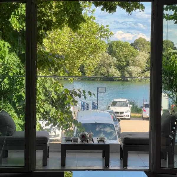 Modernes Wasserfront Wohnung, Terrasse, Parkplatz，位于弗勒尔斯海姆的酒店