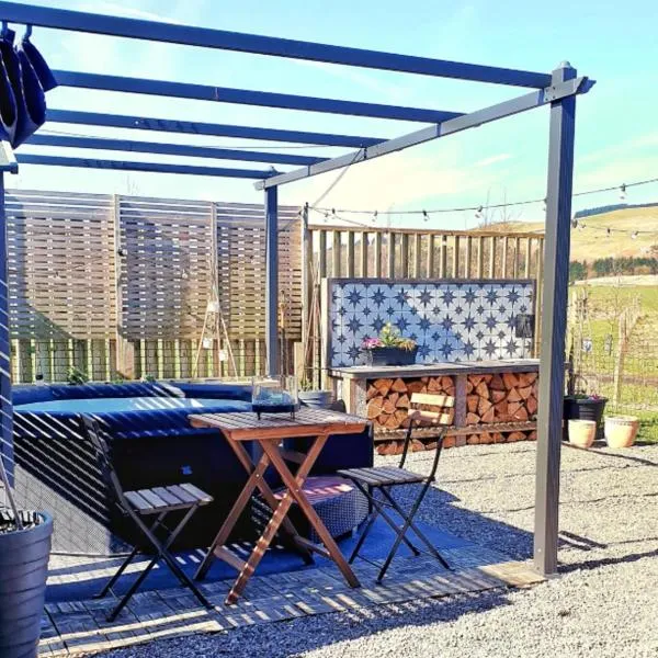 Rural Private Lodge - With Hot Tub - Outdoor Kitchen and Covered Lounge for Two，位于Crook of Devon的酒店