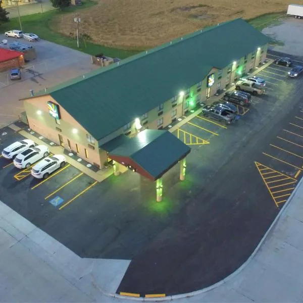 Quality Inn，位于Russell的酒店