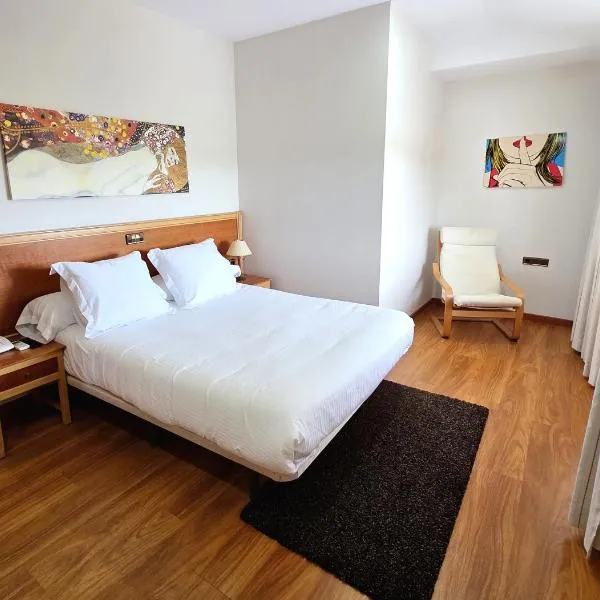 Hotel Los Barruecos by Croma，位于马尔帕尔蒂达德卡塞雷斯的酒店