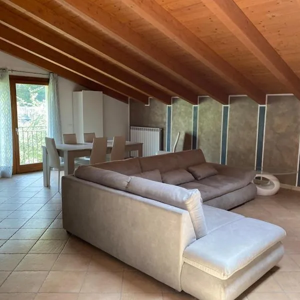 Elegance Mountain Attic with sauna Edolo Ponte di Legno，位于埃多洛的酒店