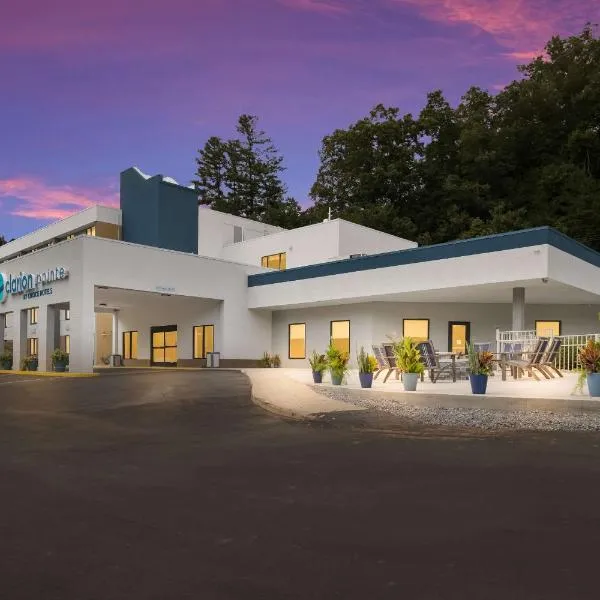 Clarion Pointe Sylva near Cherokee Area，位于迪尔斯伯勒的酒店