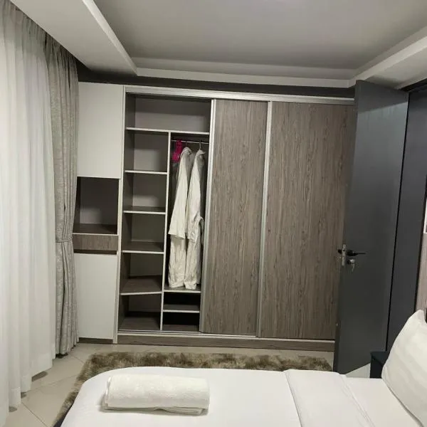 Basement flat free breakfast gym wifi AC & Airport transit，位于Wakiso的酒店