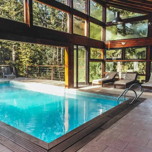 Arbolar, Casas de Montaña- Piscina climatizada，位于拉安戈斯图拉镇的酒店