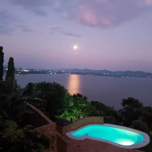 Enso Botanico Boutique Wellness Villa, with an outside wood-fire Hot Tub in Kosmos，位于哈特比斯普特的酒店