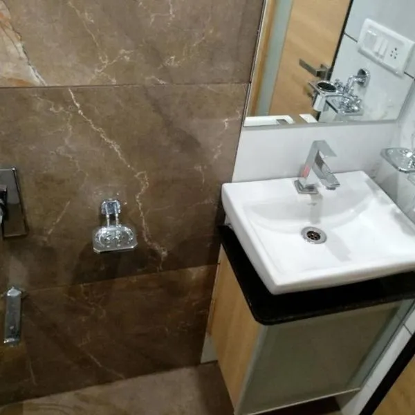 Tirupati Residency Hotel surat，位于苏拉特的酒店