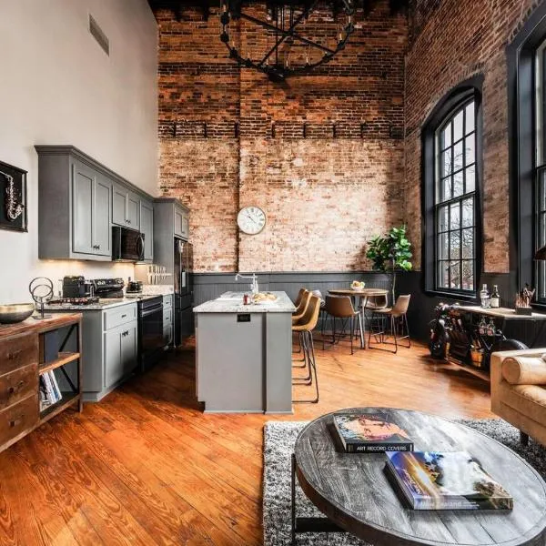 547 Cherry Loft 201 - The Rookery - Luxe Property，位于梅肯的酒店