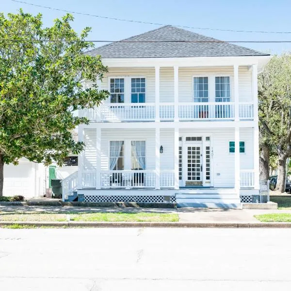 White Magnolia Galveston - Walk to Beach, Strand, Cruise, Pleasure Pier，位于加尔维斯敦的酒店