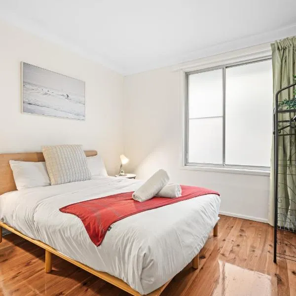 Comfy Double Room - Cozy and Well-Connected - Shared Bathroom，位于布莱克敦的酒店