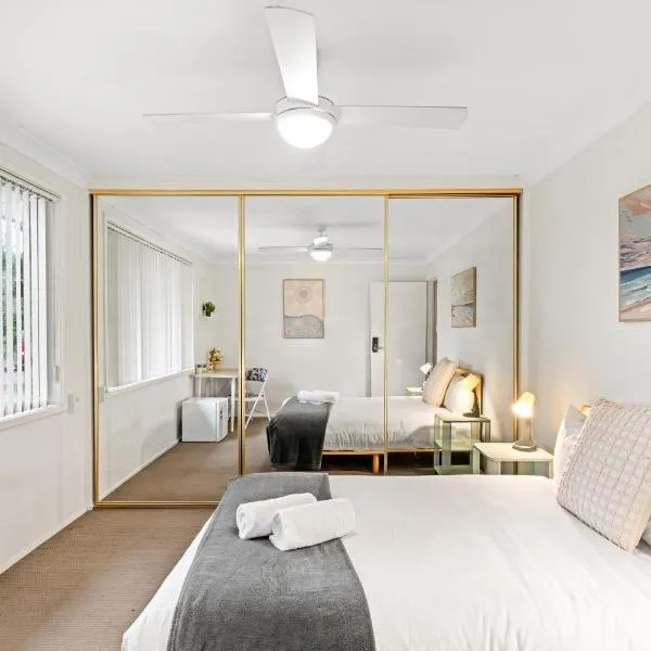 Bright & Comfy Double Room - Cozy and Well-Connected - Shared Bathroom，位于布莱克敦的酒店