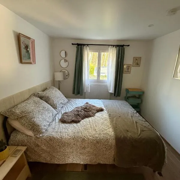 Chambre pour 2 personnes, forêt, piscine，位于Arbonne-la-Foret的酒店