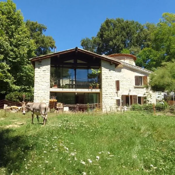 Les Favouilles - Gîte & Chambres d hôtes，位于Dauphin的酒店