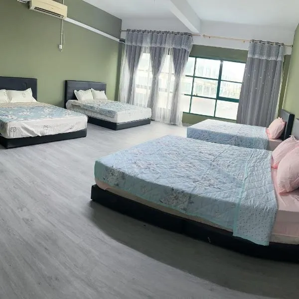 Check In Studio Homestay 12pax 1 Big Room with 4 kingsize 2 single matress Spacious space Super Budget，位于诗巫的酒店
