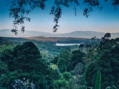 Villa with Spa and Breathtaking Views of Dandenong Ranges，位于卡洛拉马的酒店
