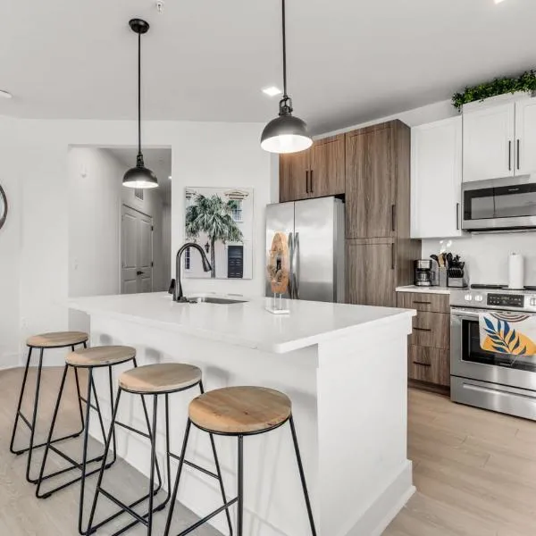 Sunny 2-Bed Oasis Pool and Gym in Apollo Beach，位于阿波罗海滩的酒店