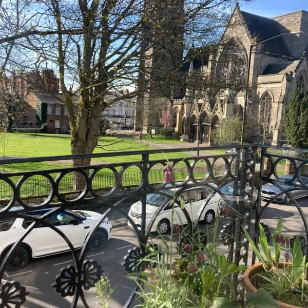 Beautiful, airy flat with Park views，位于利明顿温泉的酒店