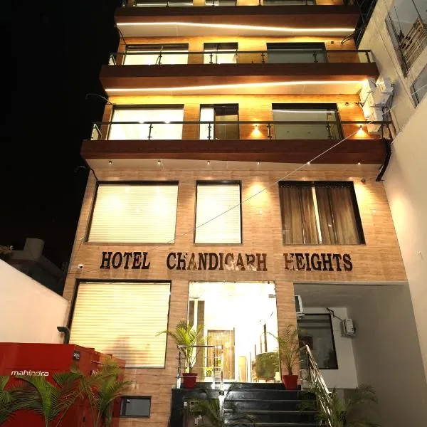 Hotel Chandigarh Heights - Airport Road Manali Highway Transit Hotel，位于克勒尔的酒店