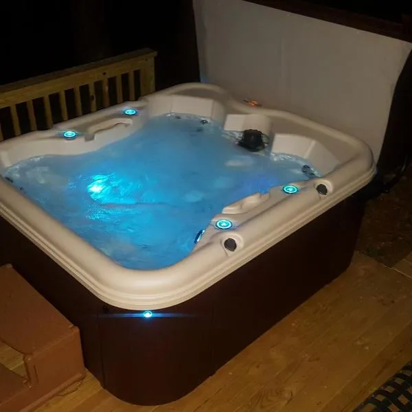 Appalachian Cabin- Trout Stream Firepit Hot Tub，位于埃利杰的酒店