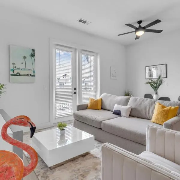 Beach Bliss Modern 3 Bed Oasis Mins from Shore，位于阿波罗海滩的酒店