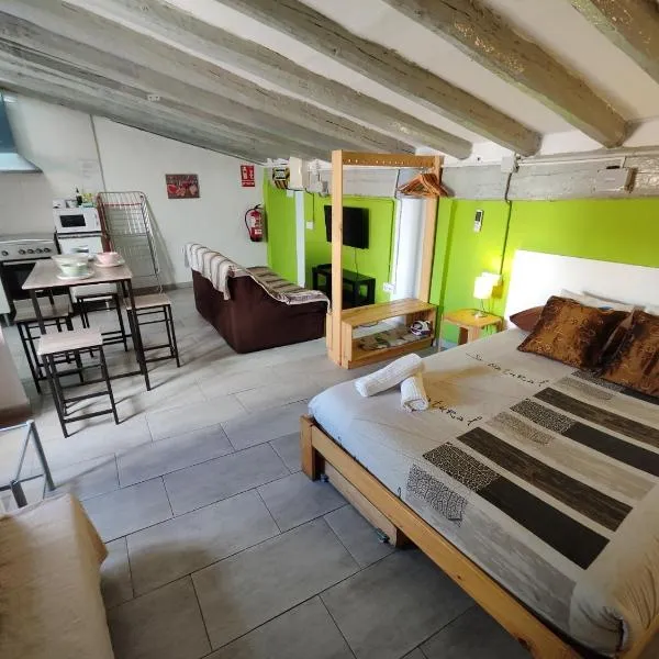 Desvan en edificio del siglo XVIII，位于雷乌斯的酒店