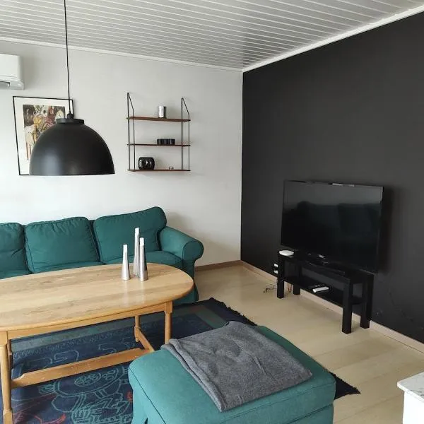 Great apartment by Sjøsanden with sea view，位于曼达尔的酒店