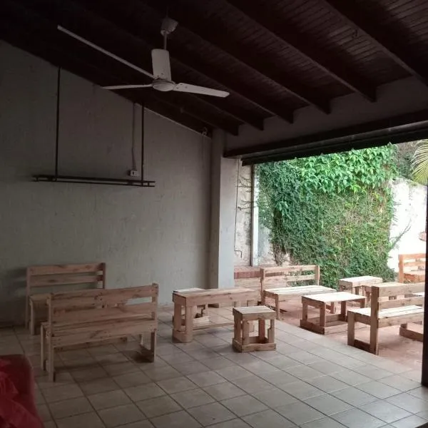 Hostel La Bodega，位于恩卡纳西翁的酒店