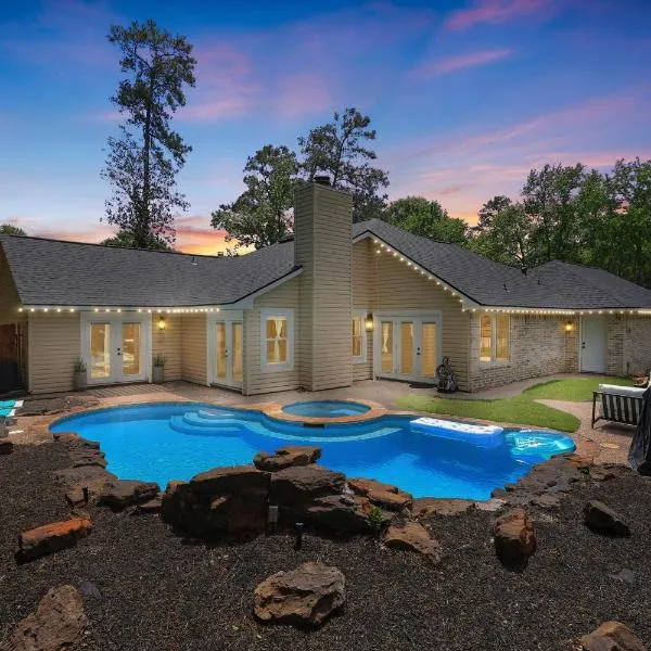 Woodbridge Bungalow - Private Villa Near IAH - Pool，位于休斯顿的酒店