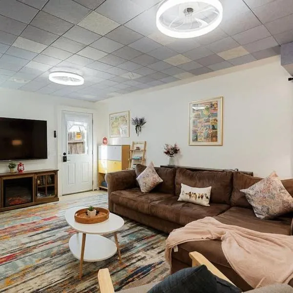 Beach Block 2-Bed with Coastal Palm Trees and Yard，位于帕西菲卡的酒店