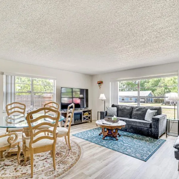 10 Mi to Dtwn Ocala Dog-Friendly Home with Fire Pit，位于奥卡拉的酒店