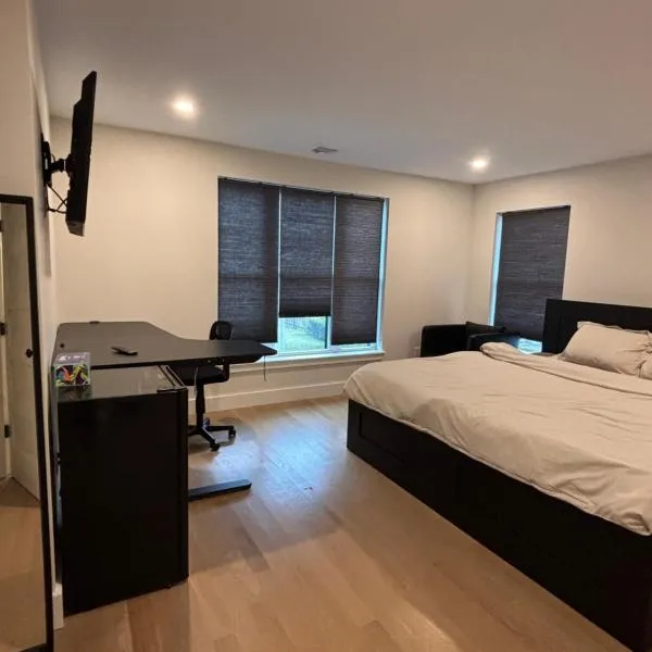 Modern bedroom in Weymouth with private bath，位于韦茅斯的酒店