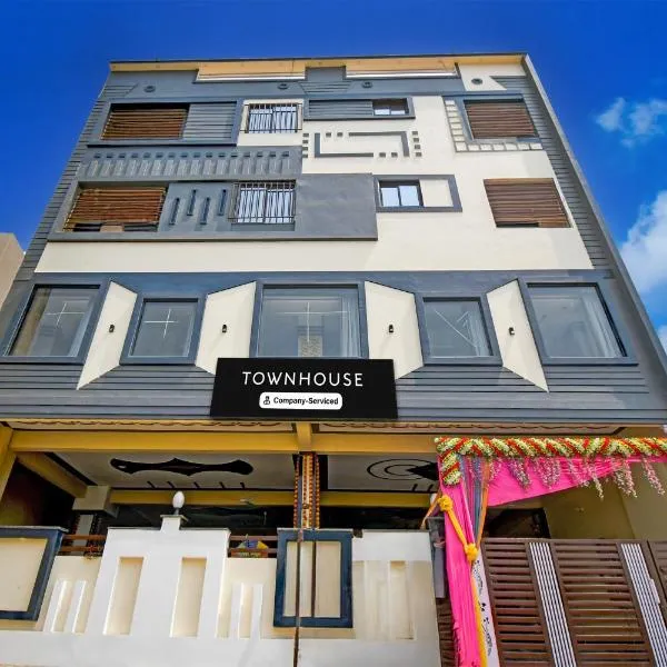 Super Townhouse Taramandal Near Sahara States，位于Bhauvāpār的酒店