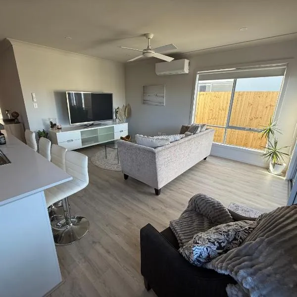 Your Coastal Haven - Brand New Home by the Bay!，位于Deception Bay的酒店
