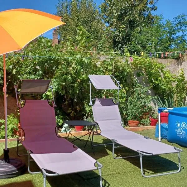 La Sardinière, Charmante maison dans un jardin，位于雷诺堡的酒店