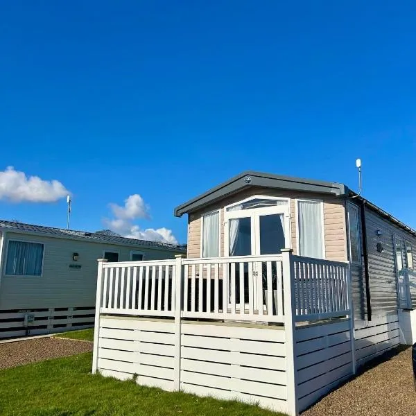 2 Bed-Sleeps 6 -Patio-Parking-Pet Friendly，位于艾茅斯的酒店