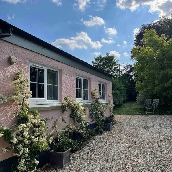 Garden cottage near River Exe，位于Brampford Speke的酒店