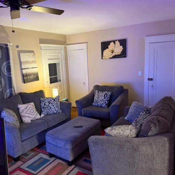 Gorgeous 3 BR Upper Unit Home，位于布法罗的酒店