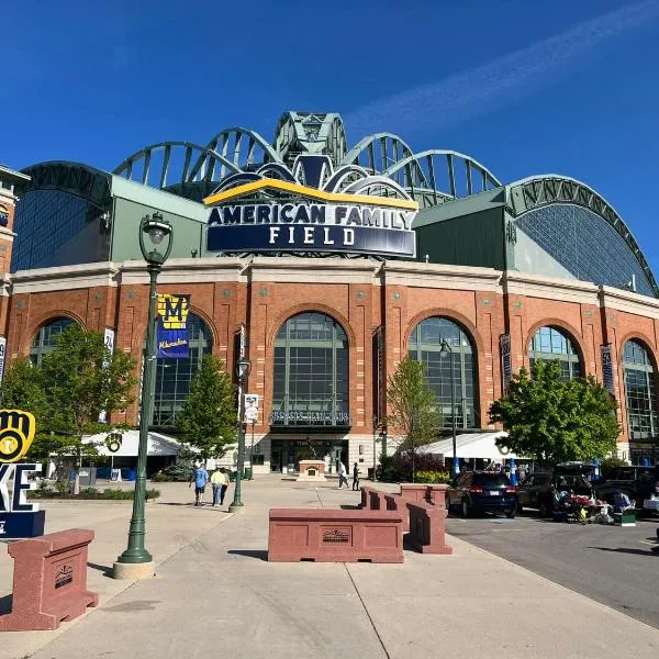 Best Western Plus Milwaukee West，位于密尔沃基的酒店