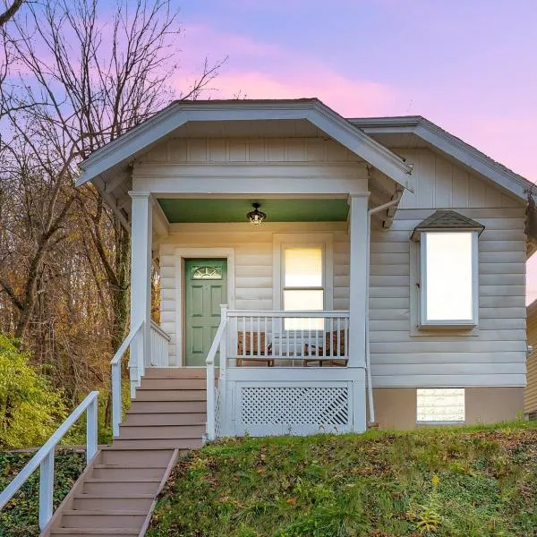 Cozy Cottage in the Heart of Hyde Park home，位于辛辛那提的酒店