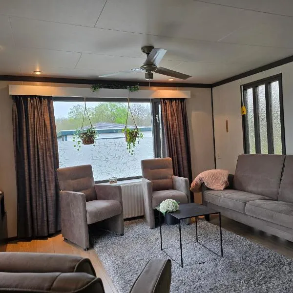 Nette chalet nabij het bos，位于安卢的酒店