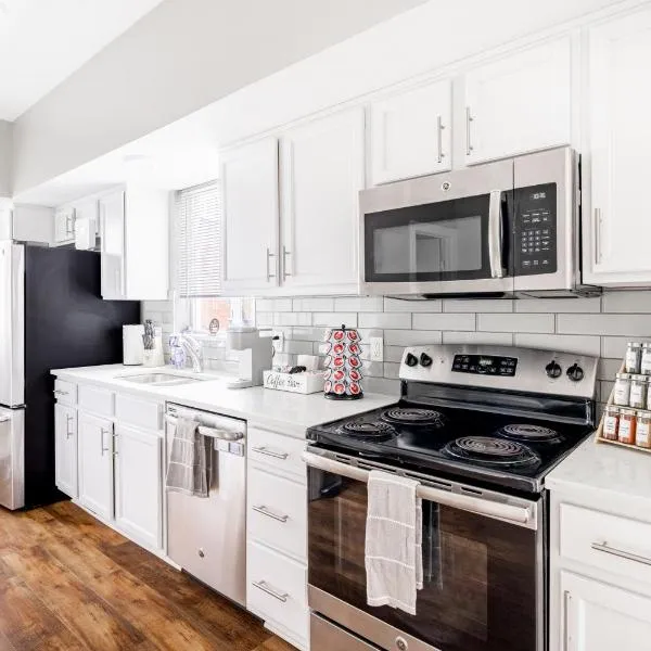 Luxury Downtown Townhome Private Garage Unit 4，位于克利夫兰的酒店